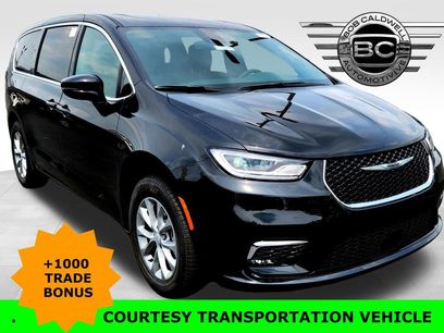 New 2025 Chrysler Pacifica Select w/ Uconnect Theater Family Group