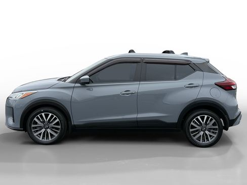 Used 2022 Nissan Kicks SV FWD image 2