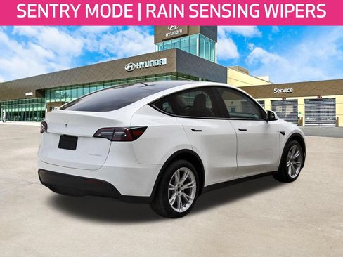 Used 2023 Tesla Model Y Long Range AWD/4WD image 5