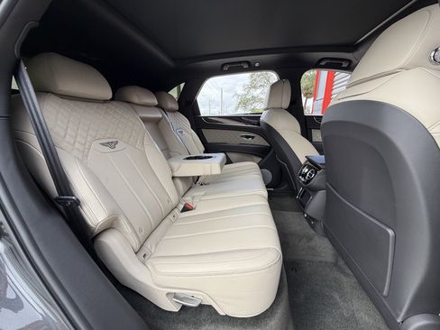 Used 2021 Bentley Bentayga V8 image 16
