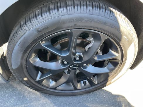 Used 2025 Chrysler Pacifica Limited FWD image 3