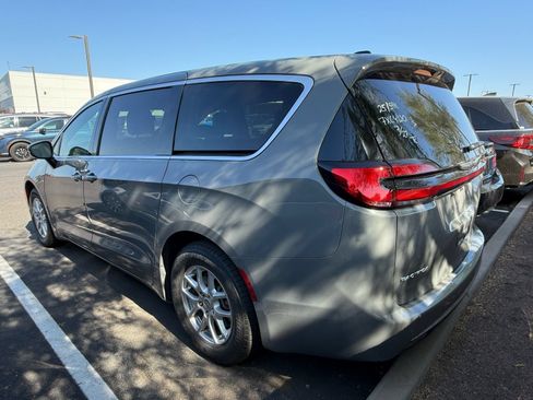 Used 2025 Chrysler Pacifica Select FWD image 3
