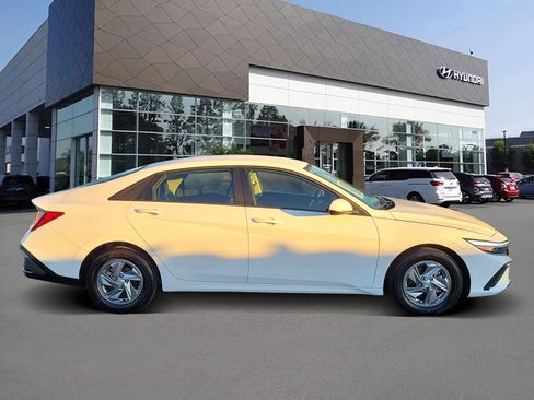 Certified 2025 Hyundai Elantra SE image 4