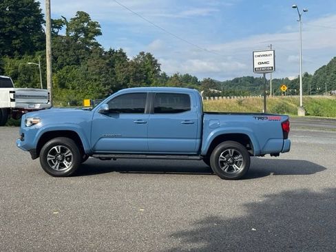 Used 2019 Toyota Tacoma TRD Sport AWD/4WD image 4