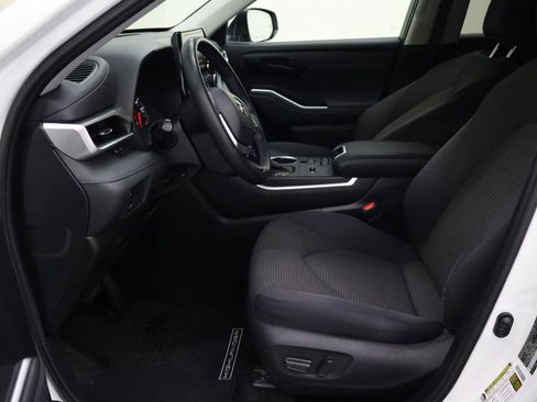 Used 2022 Toyota Highlander LE image 14