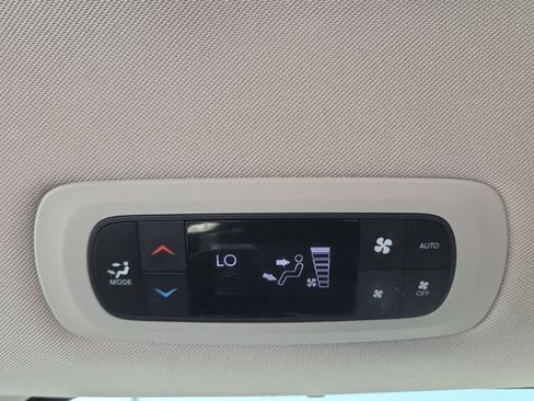 Used 2019 Chrysler Pacifica Touring-L FWD image 15