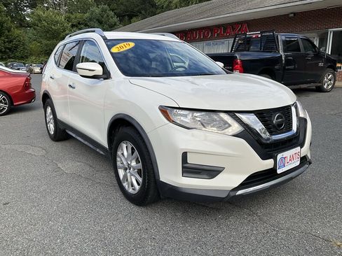 Used 2019 Nissan Rogue SV FWD image 3