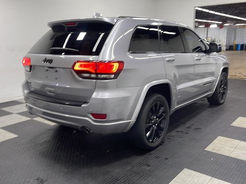 Used 2018 Jeep Grand Cherokee Altitude AWD/4WD image 18