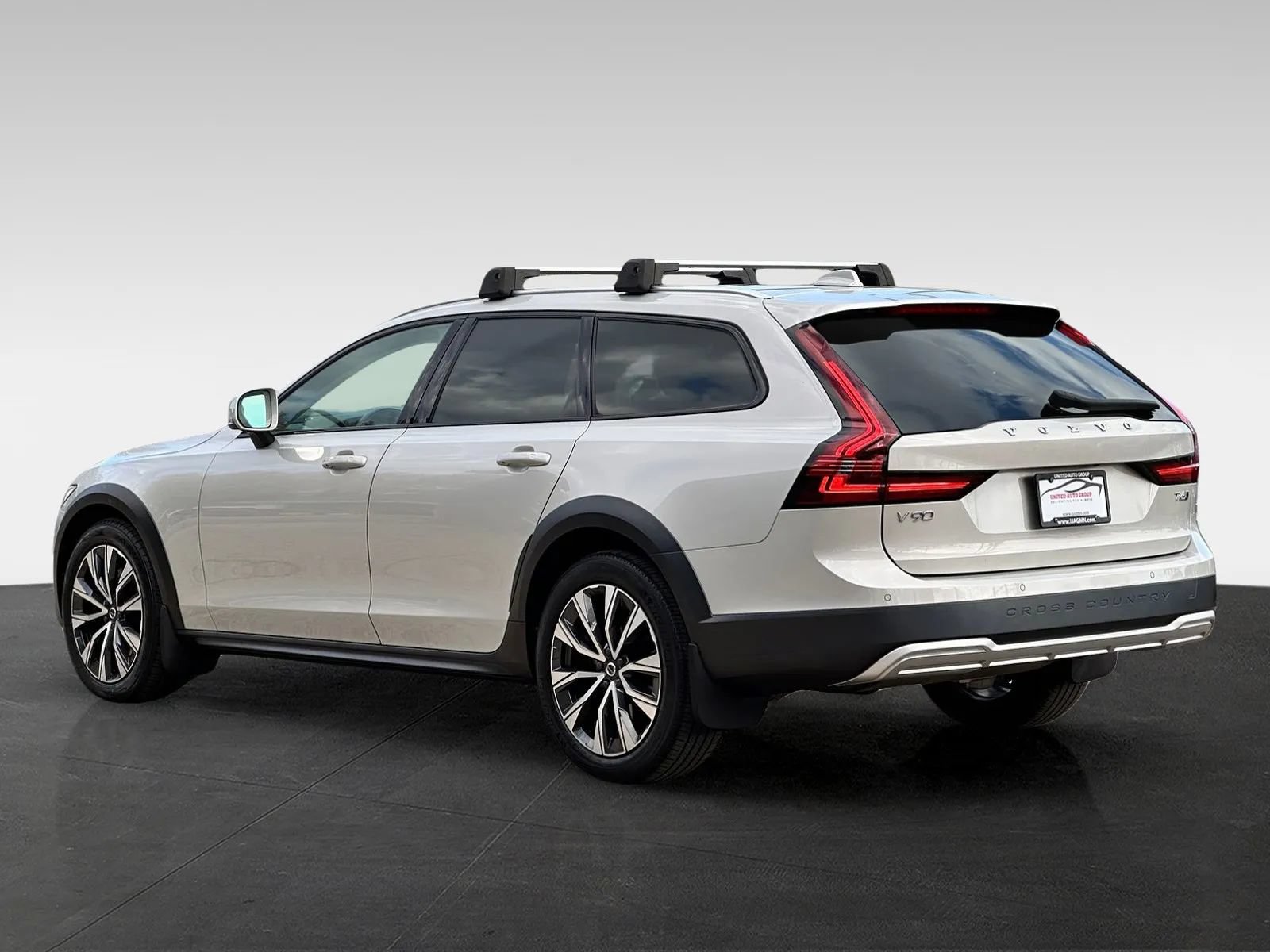 Used 2021 Volvo V90 T6 Cross Country AWD/4WD image 5