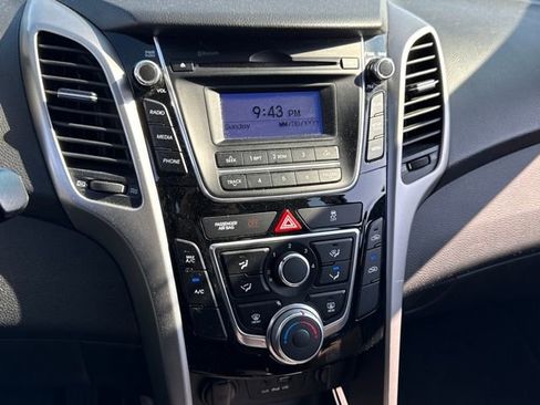 Used 2017 Hyundai Elantra GT image 24