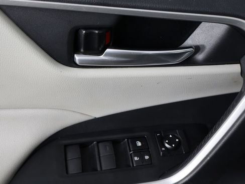 Used 2021 Toyota RAV4 XLE w/ Convenience Package FWD image 20