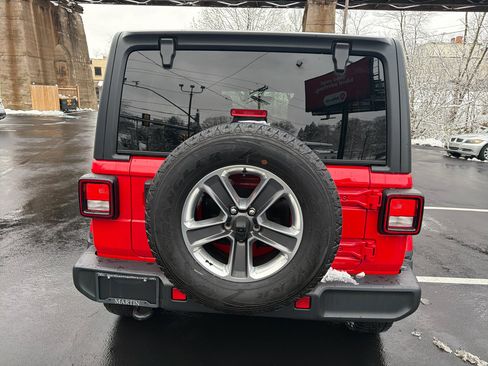 Used 2019 Jeep Wrangler Unlimited Sahara image 6
