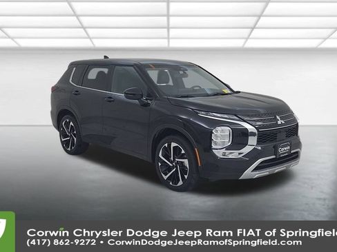 Used 2024 Mitsubishi Outlander SE image 3