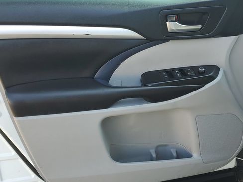 Used 2019 Toyota Highlander XLE AWD/4WD image 5