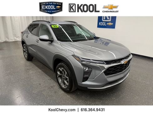 Used 2024 Chevrolet Trax LT w/ Driver Confidence Package image 1