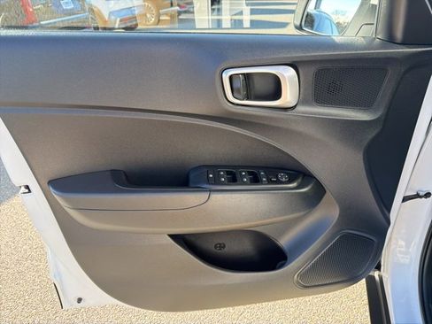 Certified 2025 Hyundai Venue SE image 13