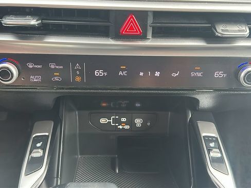 Used 2024 Kia Sorento S FWD image 25