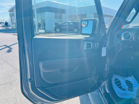 Used 2018 Jeep Wrangler Unlimited Sahara w/ Uconnect 4C Nav & Sound Group image 14