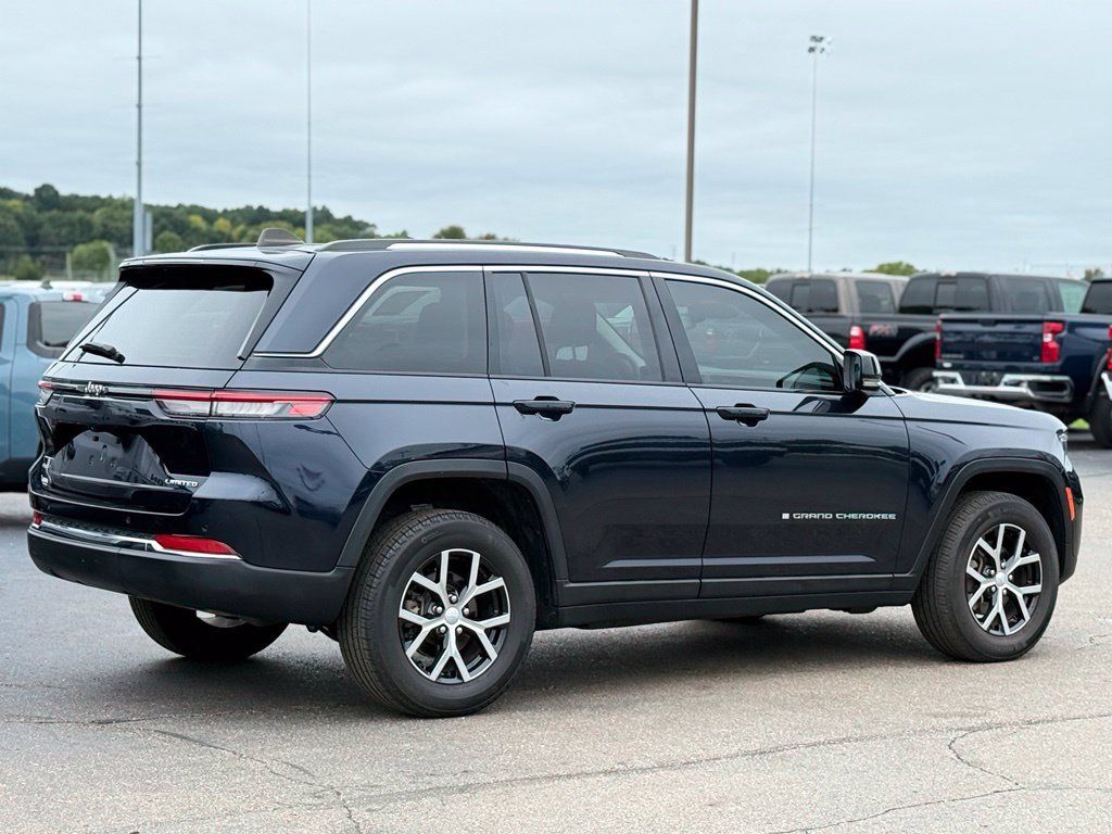Used 2023 Jeep Grand Cherokee Limited AWD/4WD image 37