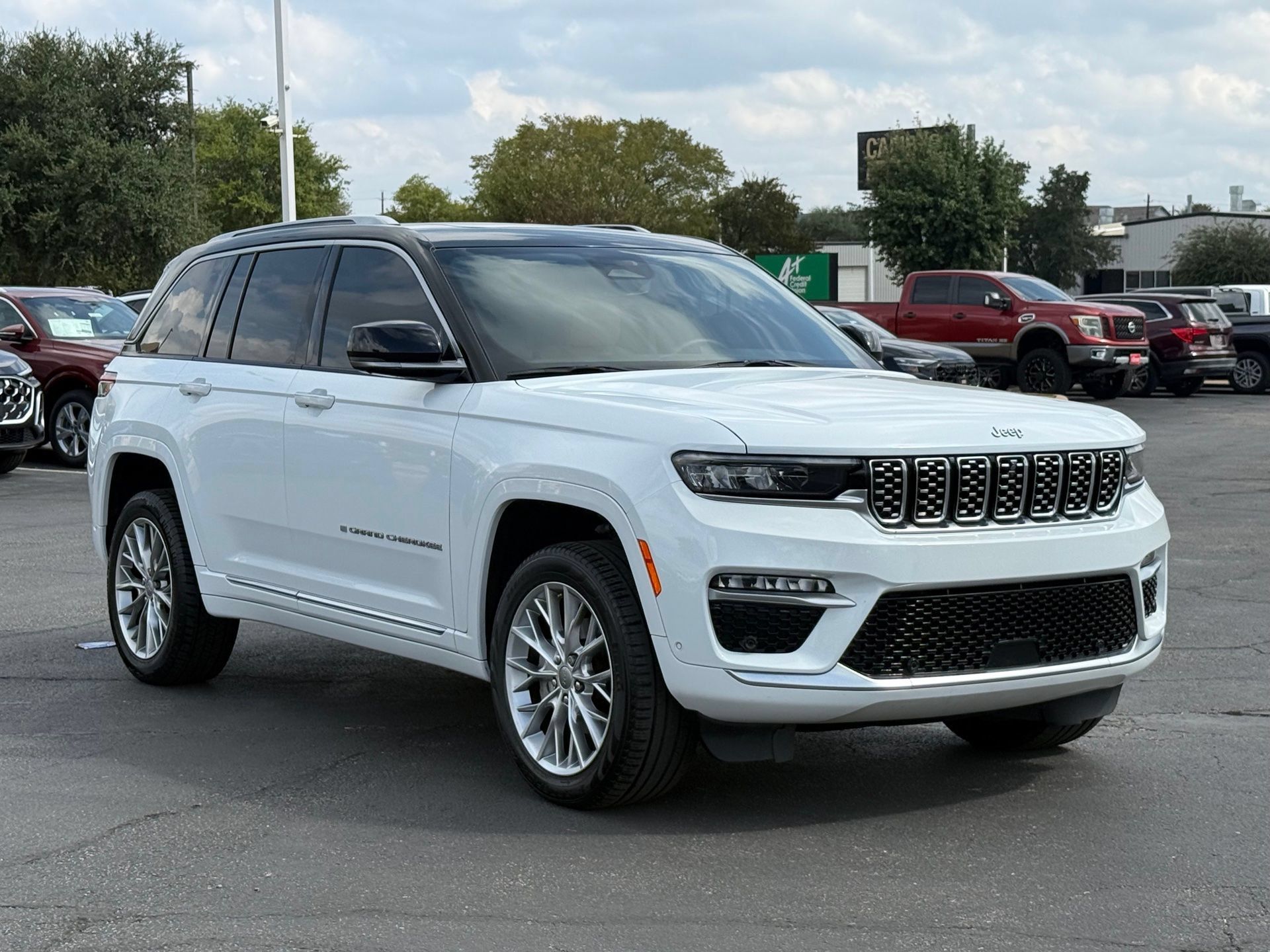 Used 2023 Jeep Grand Cherokee Summit RWD image 5