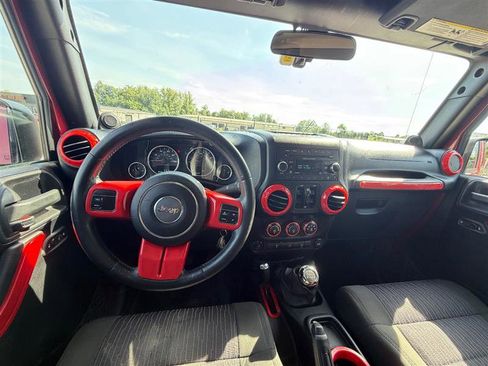 Used 2012 Jeep Wrangler Unlimited Sahara AWD/4WD image 16
