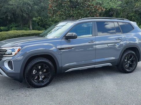 New 2025 Volkswagen Atlas Peak Edition SE image 4