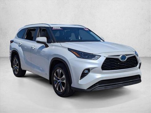 Used 2023 Toyota Highlander XLE image 3