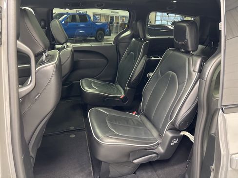 Used 2025 Chrysler Pacifica Limited image 35