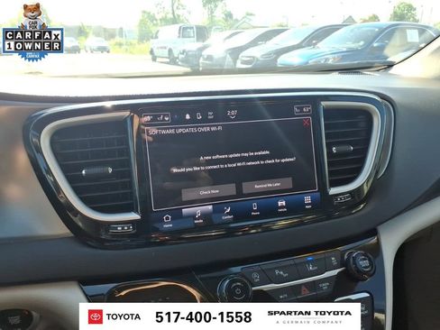 Used 2023 Chrysler Pacifica Touring-L FWD image 18