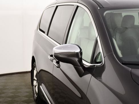 Used 2017 Chrysler Pacifica Limited FWD image 14