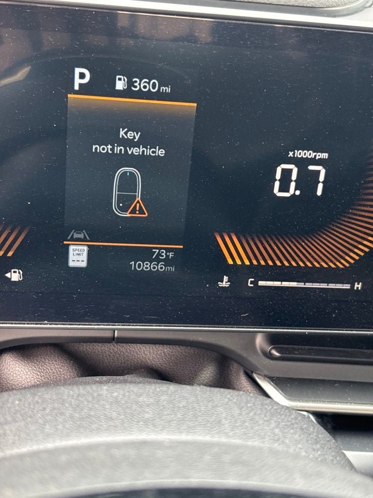 Used 2025 Kia Carnival FWD image 15