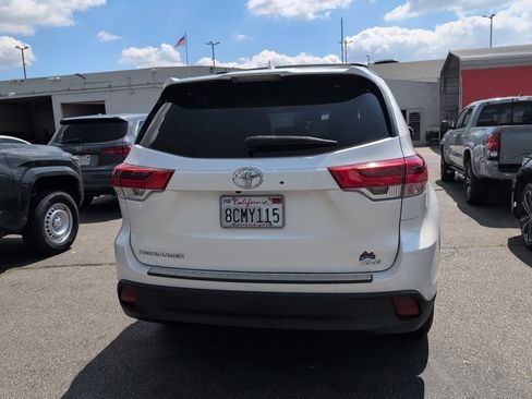 Used 2018 Toyota Highlander XLE image 3