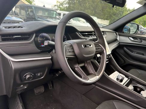 New 2025 Jeep Grand Cherokee L Altitude image 11