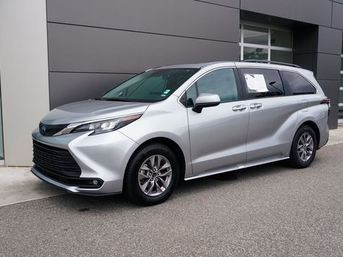 Used 2025 Toyota Sienna XLE FWD image 3