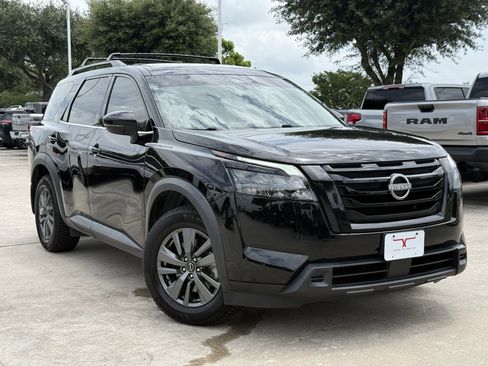 Used 2024 Nissan Pathfinder SV w/ Black Appearance Package FWD image 2