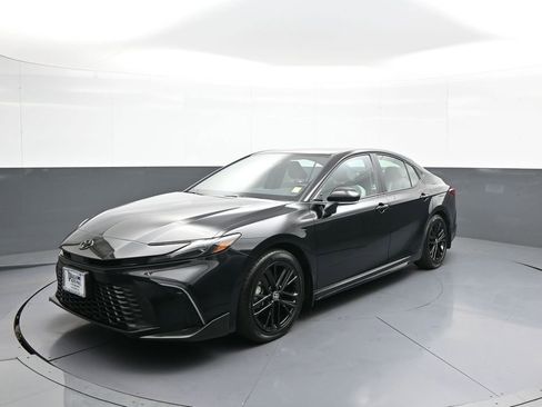 Certified 2025 Toyota Camry SE w/ Convenience Package FWD image 1