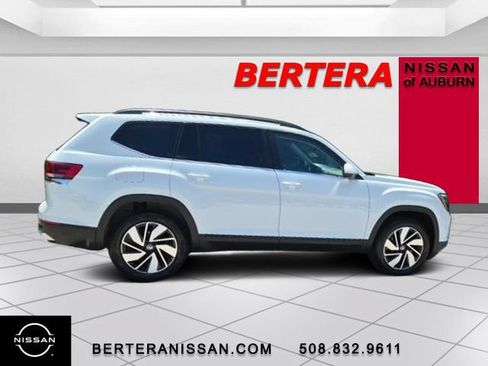 Used 2025 Volkswagen Atlas SE AWD/4WD image 2