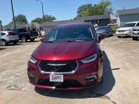 Used 2023 Chrysler Pacifica Touring-L FWD image 8