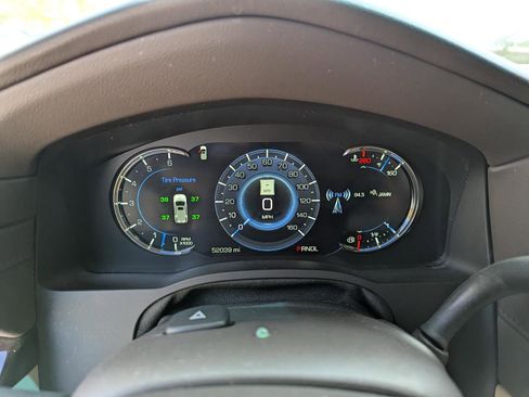 Used 2017 Cadillac Escalade Luxury AWD/4WD image 4
