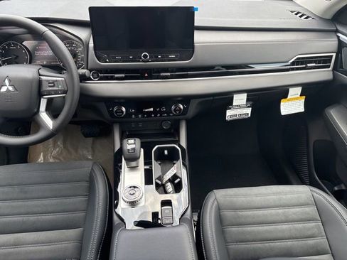 New 2025 Mitsubishi Outlander SE image 18