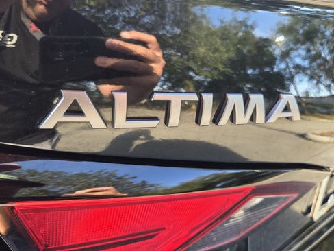Used 2025 Nissan Altima 2.5 SV FWD image 19