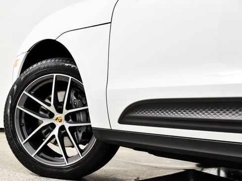 Used 2025 Porsche Macan AWD/4WD image 16
