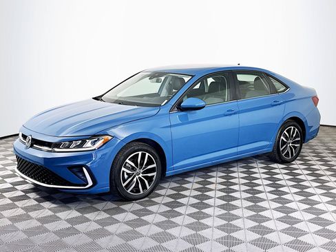 Used 2025 Volkswagen Jetta SE FWD image 4