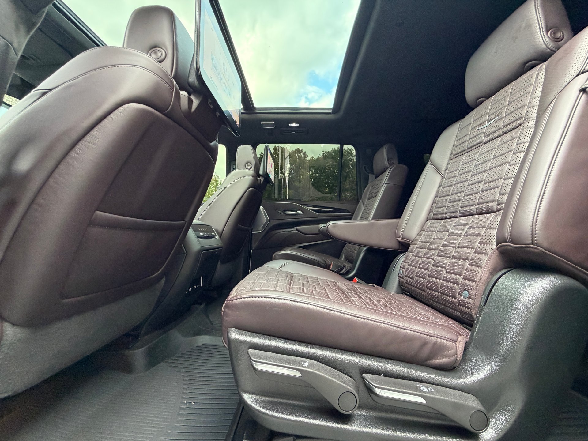 Used 2024 Cadillac Escalade ESV V w/ LPO, ONYX Package AWD/4WD image 29