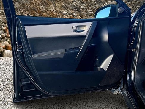 Used 2018 Toyota Corolla LE image 19