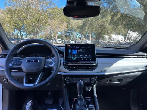 Used 2025 Jeep Compass Limited image 29