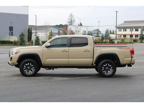 Used 2018 Toyota Tacoma TRD Off-Road w/ Technology Package image 2