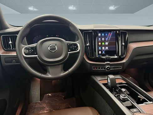 Used 2023 Volvo XC60 B5 Plus image 26
