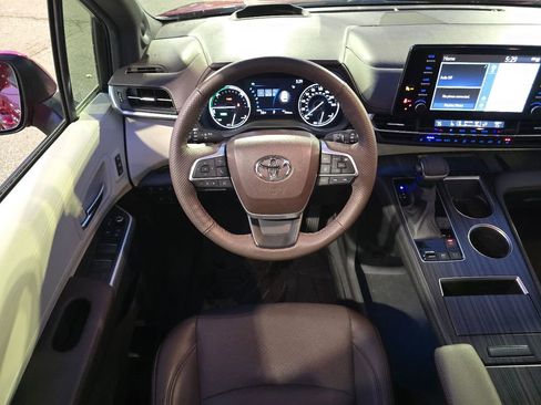 Used 2024 Toyota Sienna Platinum image 30