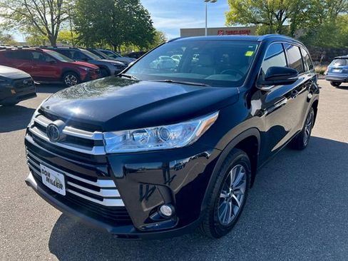 Used 2018 Toyota Highlander XLE AWD/4WD image 3